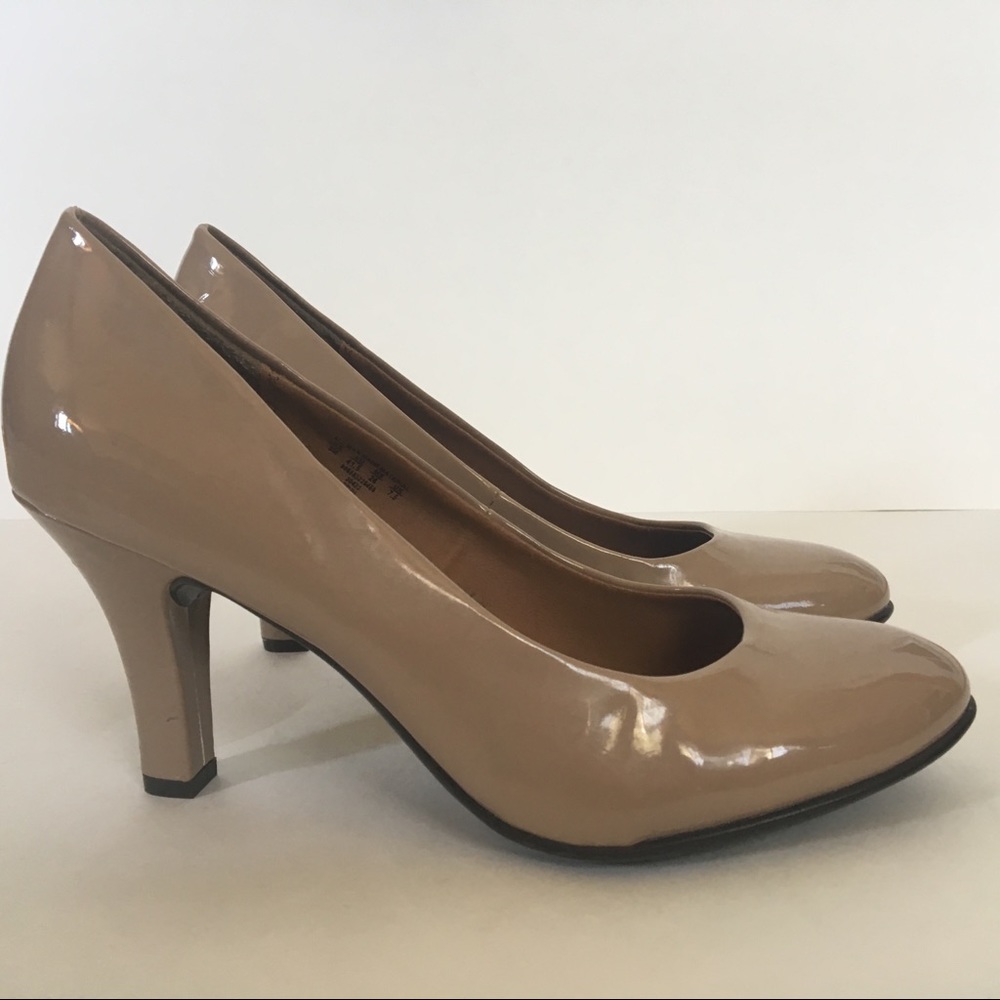 Jaclyn Smith nude heels, size 9